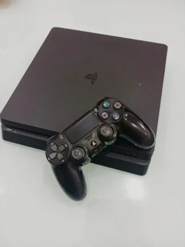 PS4 SLIM 1TB SEMI-NOVO (SEM DEFEITOS) C/1 CONTROLE (DUALSHOCK) + FIFA 23 (MÍDIA FÍSICA)