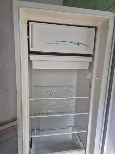 Vendo uma geladeira boa valor RS 600.00