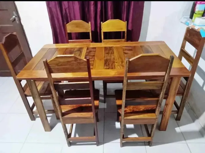 Mesa com 6 cadeiras