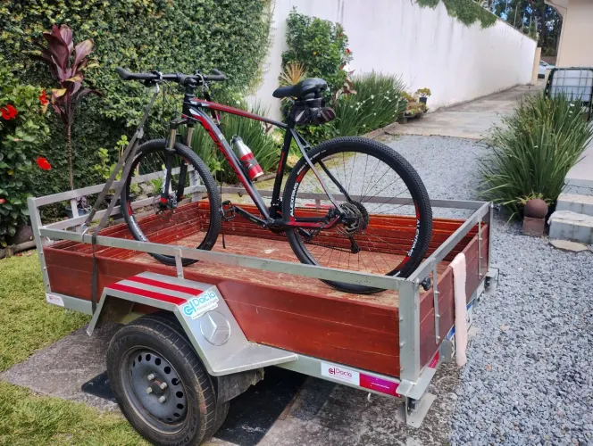 Vendo carretinha modelo dacla ano 2022 em excelente estado de conservação.