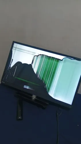 TV Toshiba 32" polegadas com Tela Quebrada (Para Retirada de Peças / Conserto)