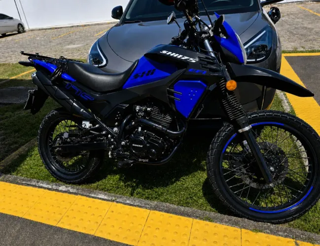 SHI 175 EFI COM BAÚ TOP E CAPACETE INCLUSO
