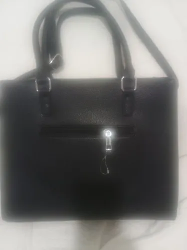 Bolsa preta estruturada ,novinha ,com chaverinho de detalhes ,linda demais ,médio tamanho.