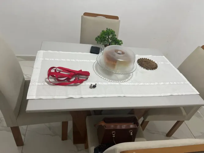 Vende-se uma mesa de 4 cadeiras tem algumas avarias