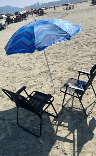Duas cadeiras de praia mais guarda-sol