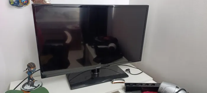 Samsung UN32F4200AG é uma TV LED de 32 polegadas com resolução HD modelo UN32F4200AG