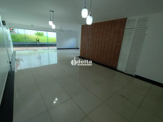 Casa residencial disponível para locação no bairro Tabajaras em Uberlândia-MG.