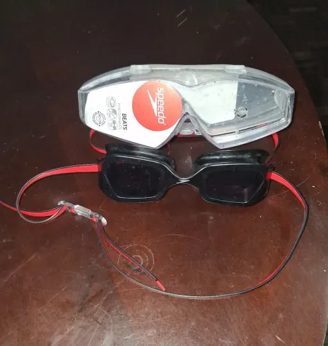 Vendo óculos de natação Speedo, modelo Beats Performance.