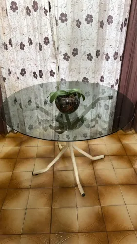 Mesa redonda com tampo de vidro e pernas em metal ? 4 lugares