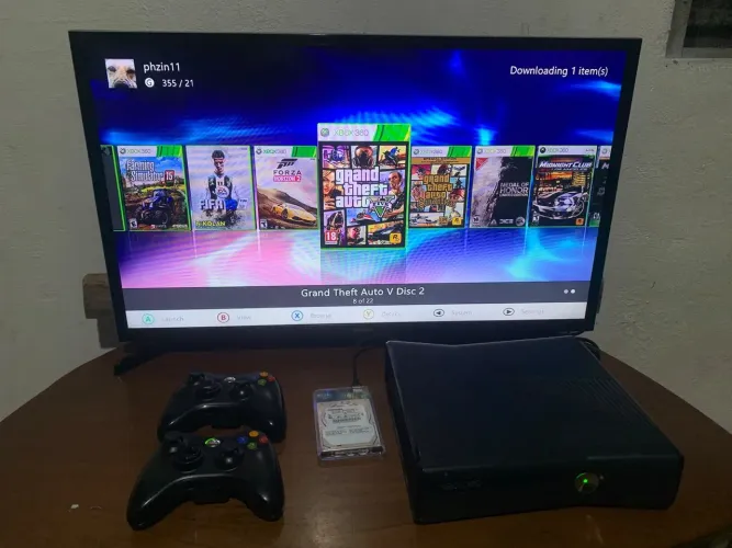 Xbox 360 slim com todos cabos, 2 controles originais, e ja desbloqueado com jogos.