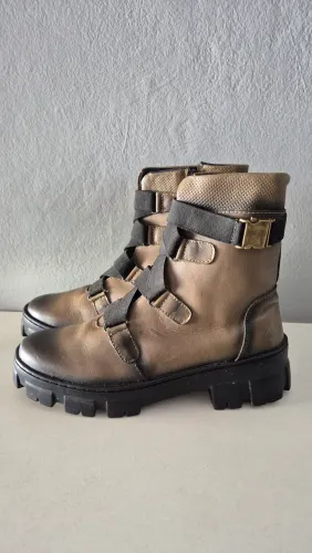 Bota couro legítimo.