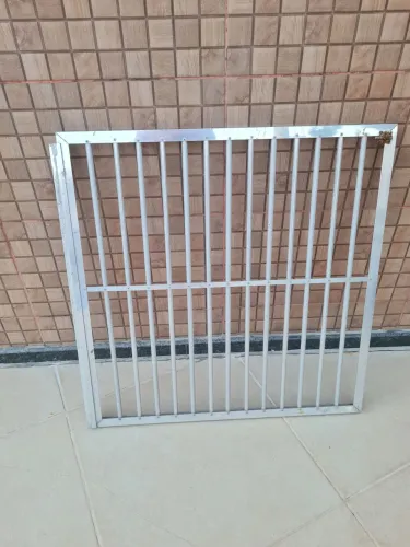 Portão pequeno de alumínio