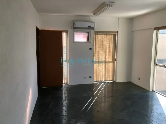Conjunto para locação, 100m2, com 3 salas, espaço para recepção, 2 banheiros, bem localiza