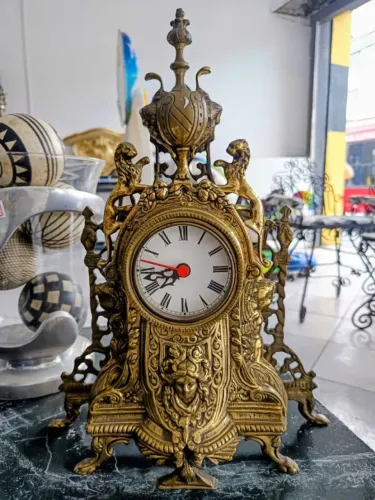 Relógio de mesa estilo Luiz XV em Metal