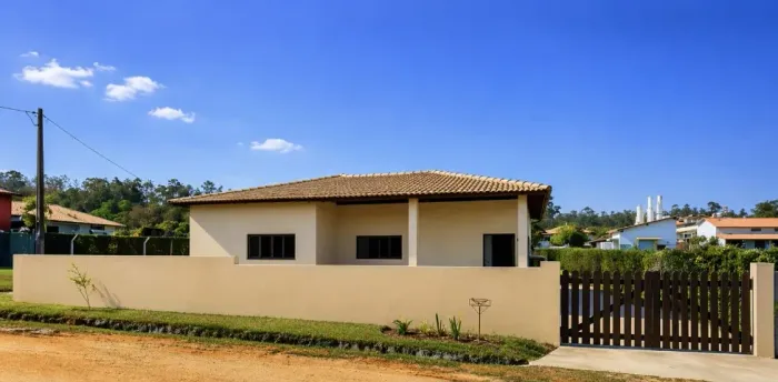 Casa espaçosa com piscina à venda no Residencial Pinheiros do Lago