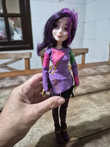Boneca da personagem Mal, da franquia Descendentes da Disney