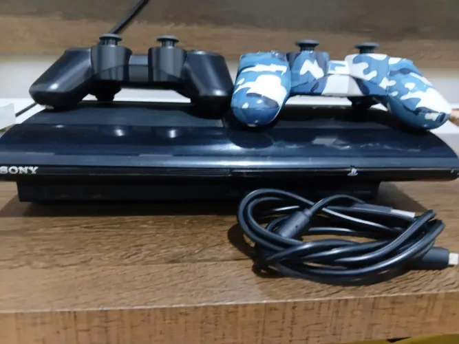 Ps3 ta tudo prestando so não tem jogos nem hen, vai com 2 controles mas os cabos