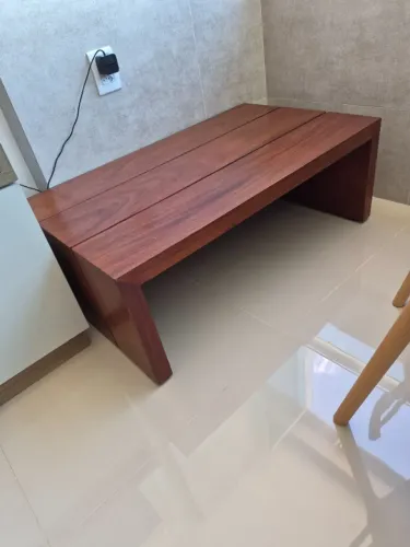 Vende-se uma mesa de centro e 2 mesinhas de cabeceira(criado-mudo). Madeira maciça
