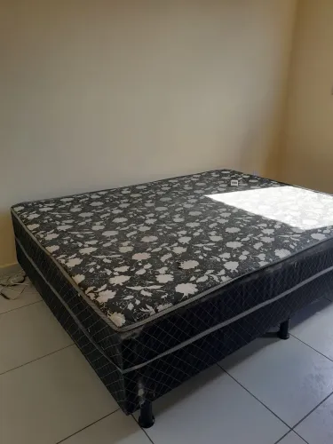 Cama de casal usada.