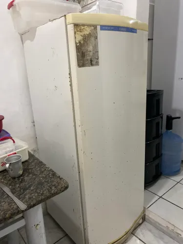 Geladeira Consul. possui alguns arranhões mas está funcionando bem