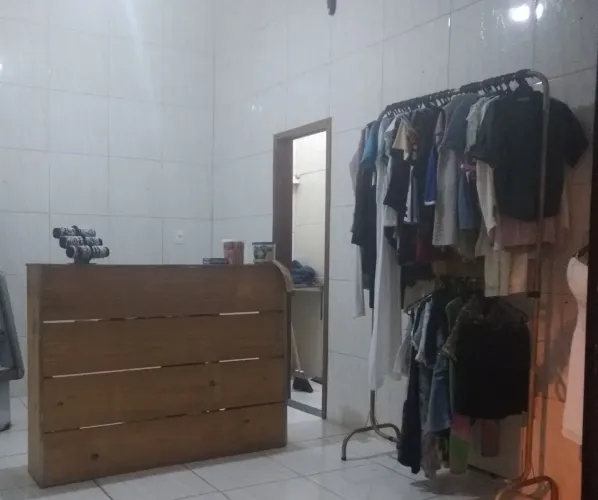 Balcão pra loja de madeira e arara pra roupas