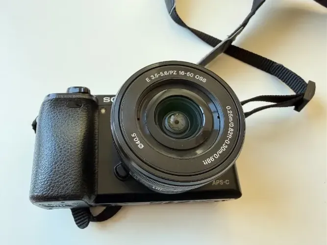 Sony A6000 com lente 16-50mm
