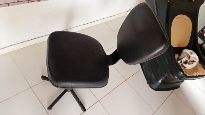 Cadeira pra salão de beleza rotativa pode regular altura