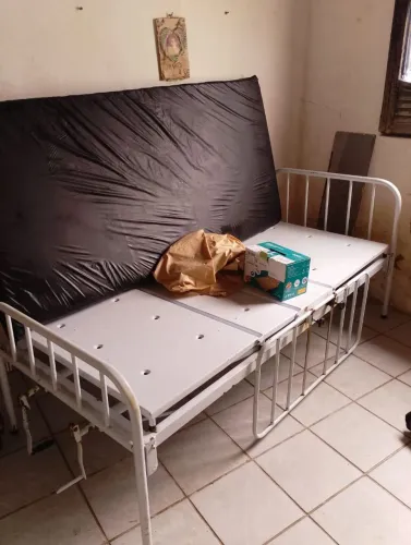 Cama e cadeiras de banho e roda