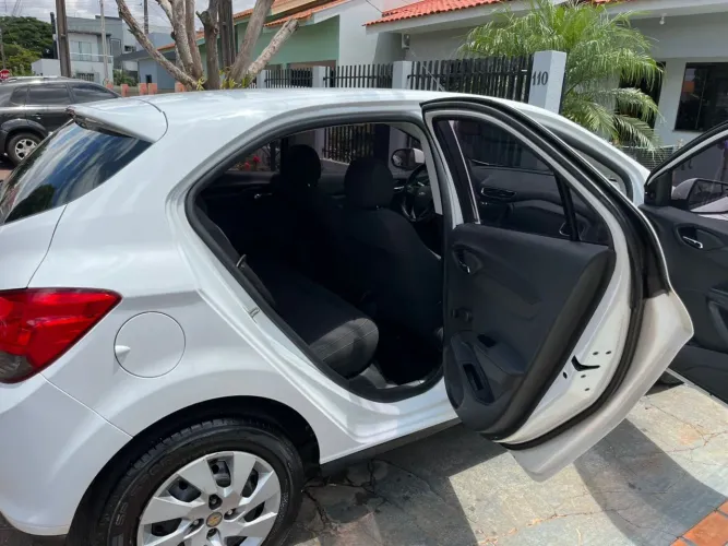 Chevrolet Onix Hatch LT 1.4 8V Flex Power Mec. 4P 2014