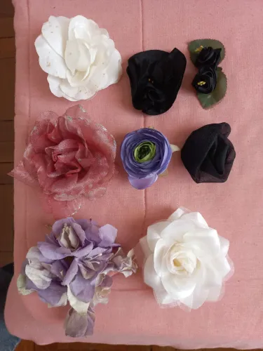 8 acessórios em forma de flores prá enfeitar roupas,bolsas,cabelos,etc.