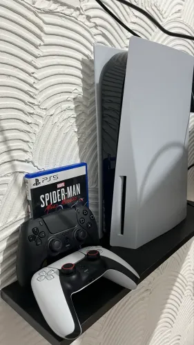 PS5 Slim mídia física + 2 Controles + Spider-Man Miles Morales