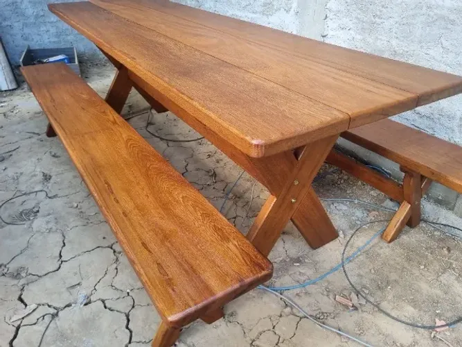 Mesa Maciça Com 2 bancos
