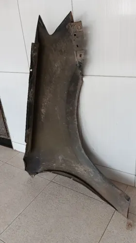 Porta traseira lado esquerdo e paralama lado esquerdo.