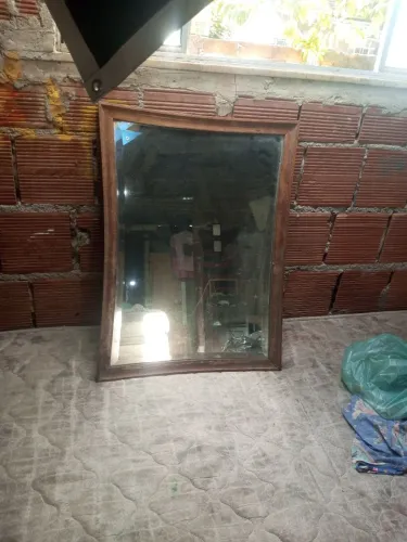Vendo espelho de cristal madeira bom para quem gosta de antiguidades 