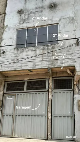 VENDO CASA COM 3 ANDARES E OUTRA DE 2