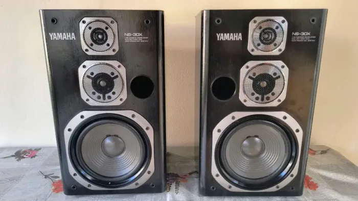 CAIXAS ACÚSTICAS YAMAHA NS-30X - IMPECÁVEIS -