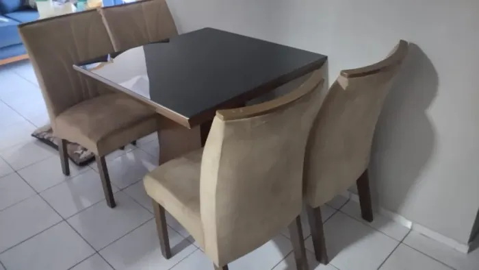 Conjunto de mesa quadrada e quatro cadeiras