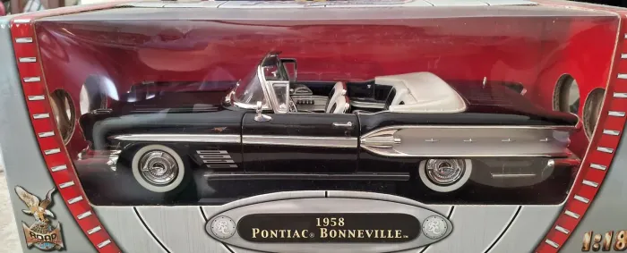 Miniatura Pontiac Bonneville Convertible 1958 preto escala 1.18 (usado)
