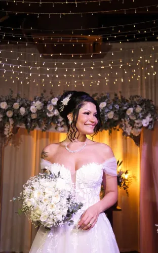 Vestido de noiva bordado com tule brilhoso