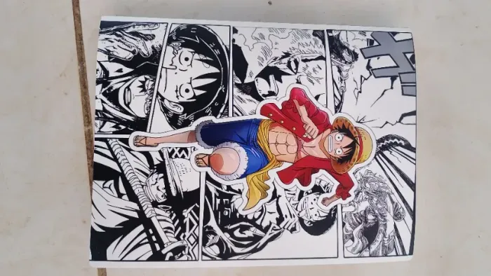 Álbum do one piece com cartas raras do Pokémon colecionáveis