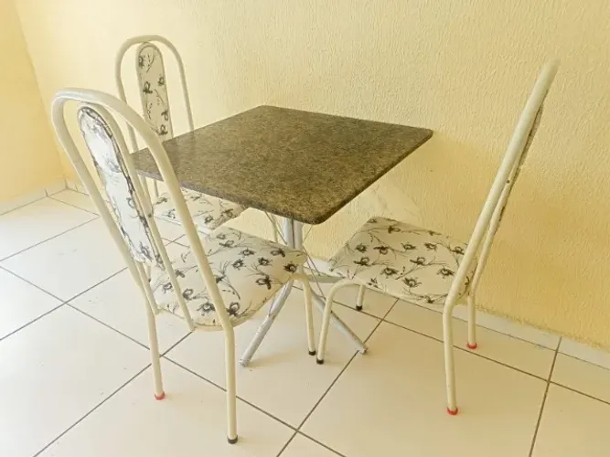 Mesa quadrada com cadeiras
