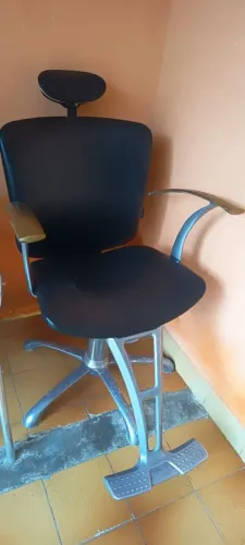 Vendo cadeira pra barbeiro ou salão 