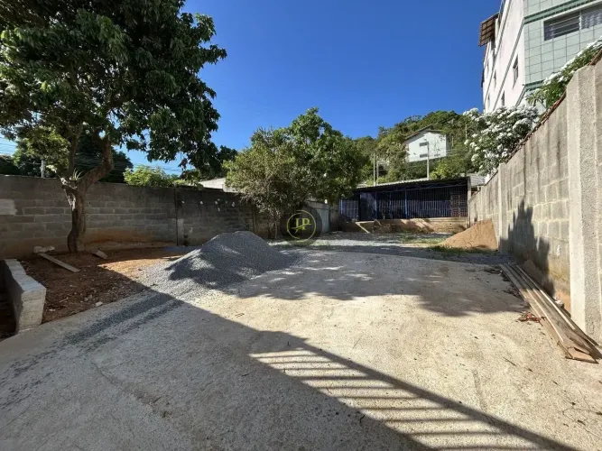 TERRENO COM ÁREA CONSTRUÍDA TABUAZEIRO