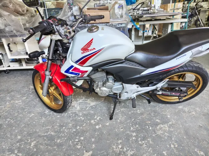 Vendo CB 300 branca , ótimo preço