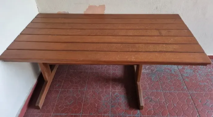 MESA DE MADEIRA MACIÇA MARROM SEM CADEIRAS