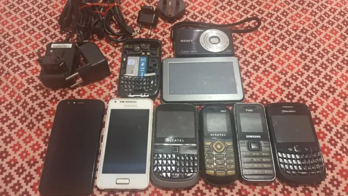Lote de celulares antigos pra conserto ou enfeite 