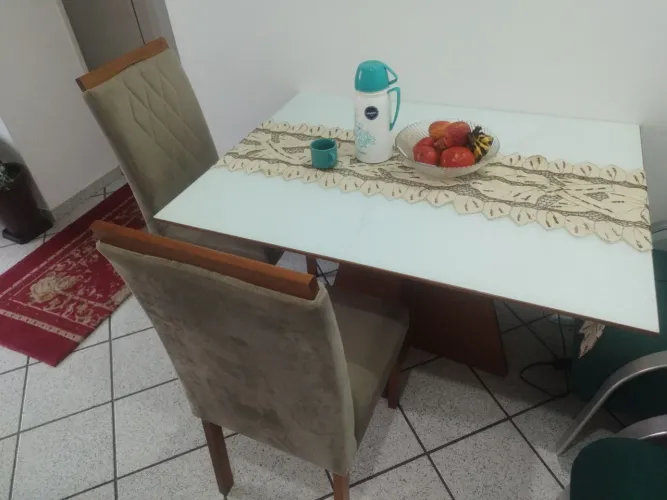 Mesa e cadeira 