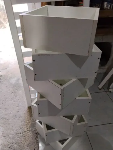 Tô vendendo sete nichos branco por 120. E três Rosa por 40