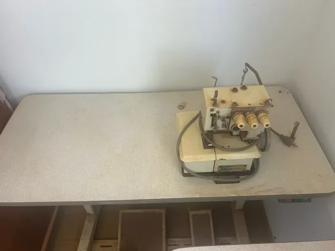 Máquina de Costura Industrial Bracob com Mesa e Motor