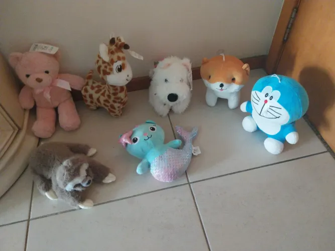 Pelúcias cada novas com etiquetas